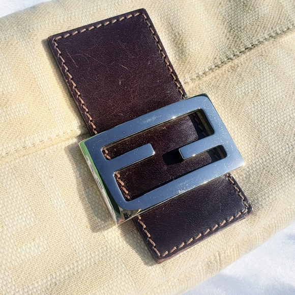 🍦SOLD FENDI ZUCCA BAGUETTE IN BEIGE🍦 - Picture 4 of 13